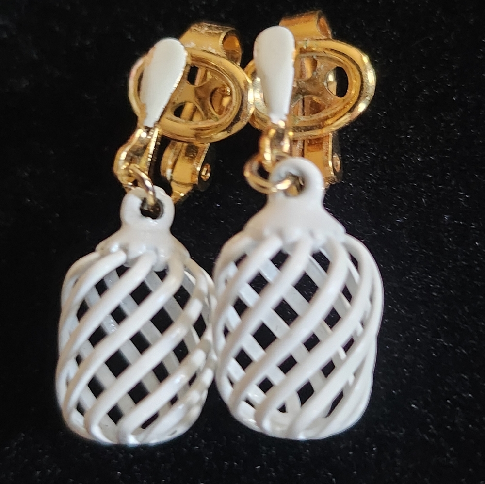 VTG Crown Trifari Clip on Earrings